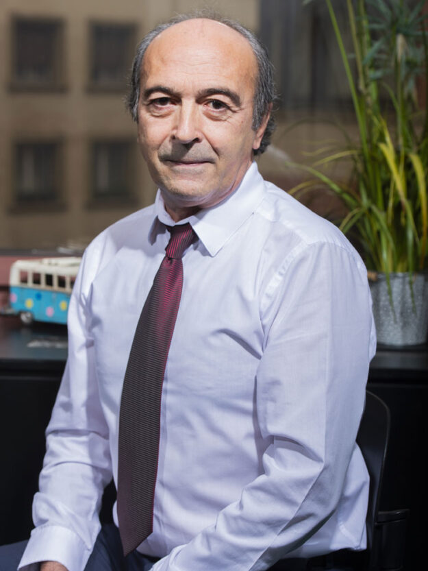 VÍCTOR ECHEVARRÍA Abogado economista